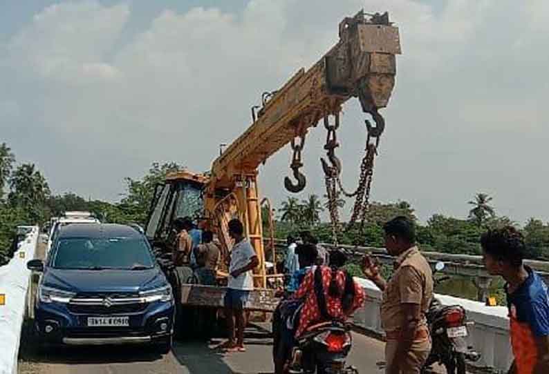 வெண்ணாற்று பாலத்தில் பழுதாகி நின்ற ‘கிரேன்’ ஒரு மணிநேரம் போக்குவரத்து பாதிப்பு