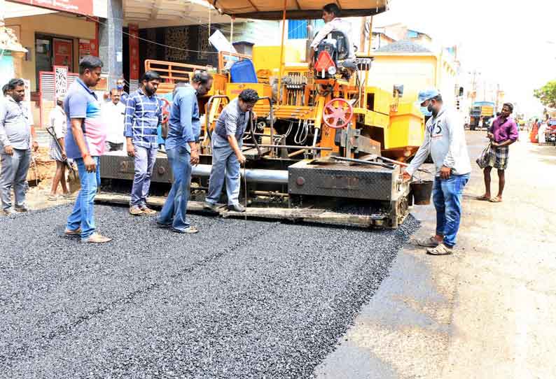 தேரோடும் வீதிகளில் புதிய தார் சாலை அமைக்கும் பணி மும்முரம்