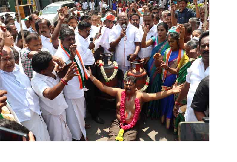 மத்திய அரசை கண்டித்து காங்கிரஸ் கட்சியினர் ஆர்ப்பாட்டம் கியாஸ் சிலிண்டருக்கு மாலை அணிவித்து ஒப்பாரி வைத்தனர்