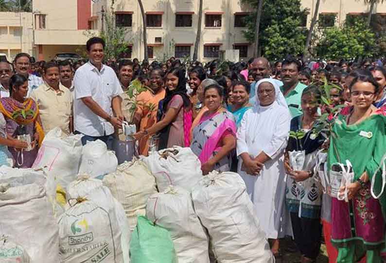 மாணவிகளுக்கு மரக்கன்றுகள் வினியோகம்