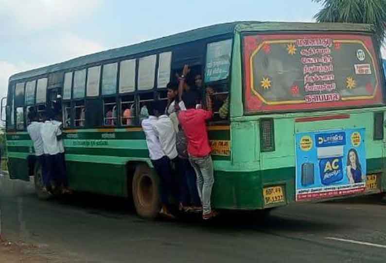 கோட்டூர் பகுதியில் பஸ் படிக்கட்டில் மாணவர்கள் ஆபத்தான பயணம் கூடுதல் பஸ்கள் இயக்க கோரிக்கை