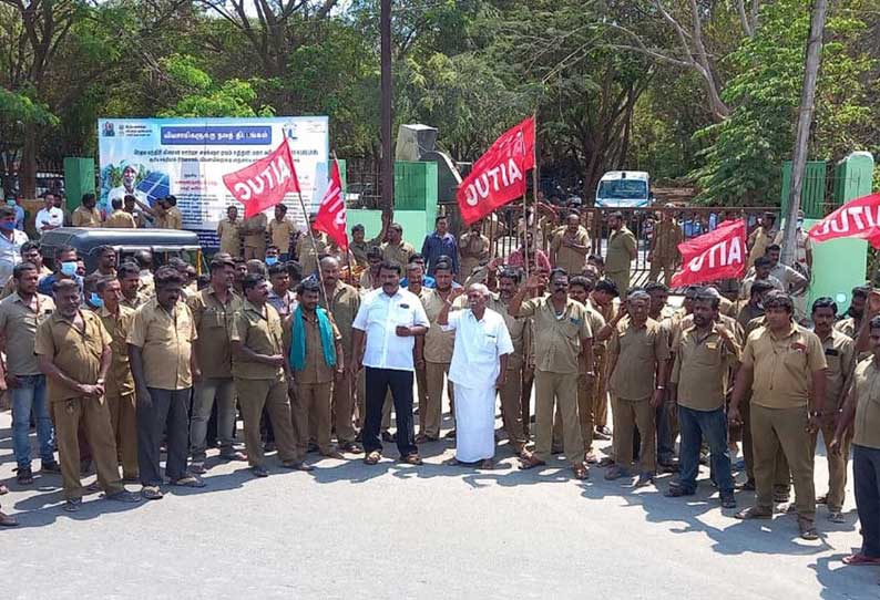 மேம்பாலத்தில் ஆட்டோக்களை நிறுத்தி டிரைவர்கள் முற்றுகை