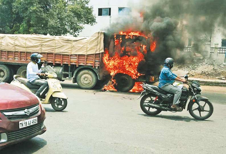 மாதவரத்தில் நடுரோட்டில் தீப்பற்றி எரிந்த லாரியால் பரபரப்பு