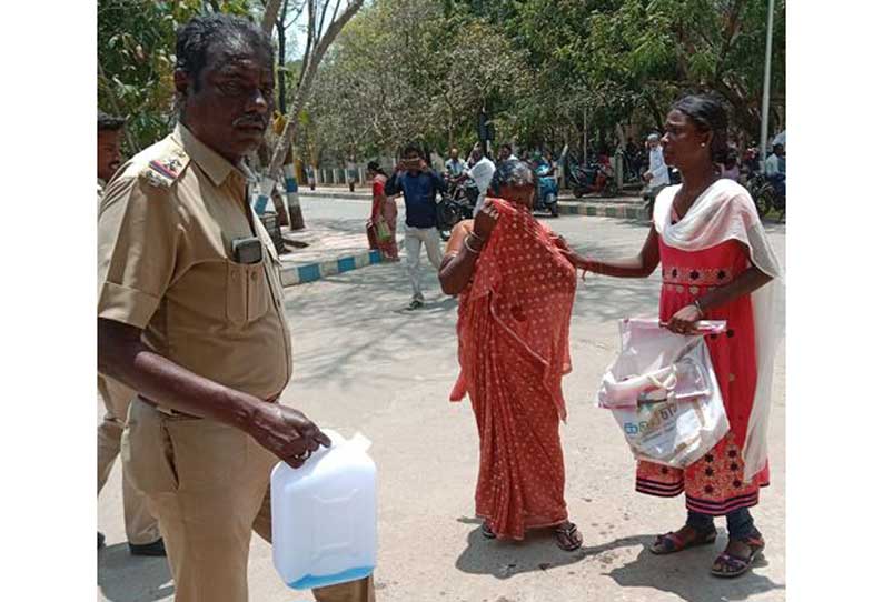 தாய்-மகள் தீக்குளிக்க முயற்சி