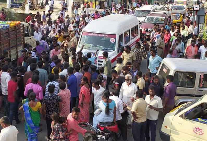 தேன்கனிக்கோட்டை அருகே மோட்டார் சைக்கிள் மீது பஸ் மோதி தொழிலாளி சாவு கிராமமக்கள் சாலை மறியல்