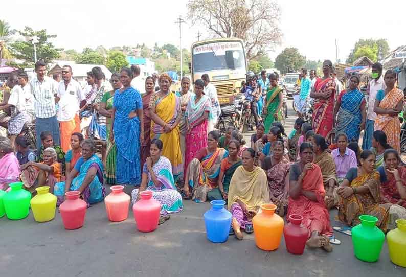 குடிநீர் வினியோகிக்க கோரி பொதுமக்கள் சாலை மறியல்