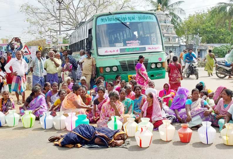 குடிநீர் கேட்டு காலிக்குடங்களுடன் பொதுமக்கள் சாலை மறியல்