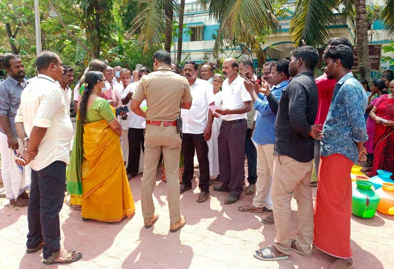 குருந்தன்கோடு ஒன்றிய அலுவலகத்தில் குடிநீா் கேட்டு காலி குடங்களுடன் பொதுமக்கள் போராட்டத்தில் ஈடுபட்டனா்.