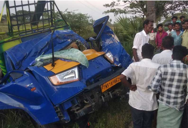 நாகூர் அருகே மினி வேன் கவிழ்ந்த விபத்தில் 8 பெண்கள் படுகாயம்....!