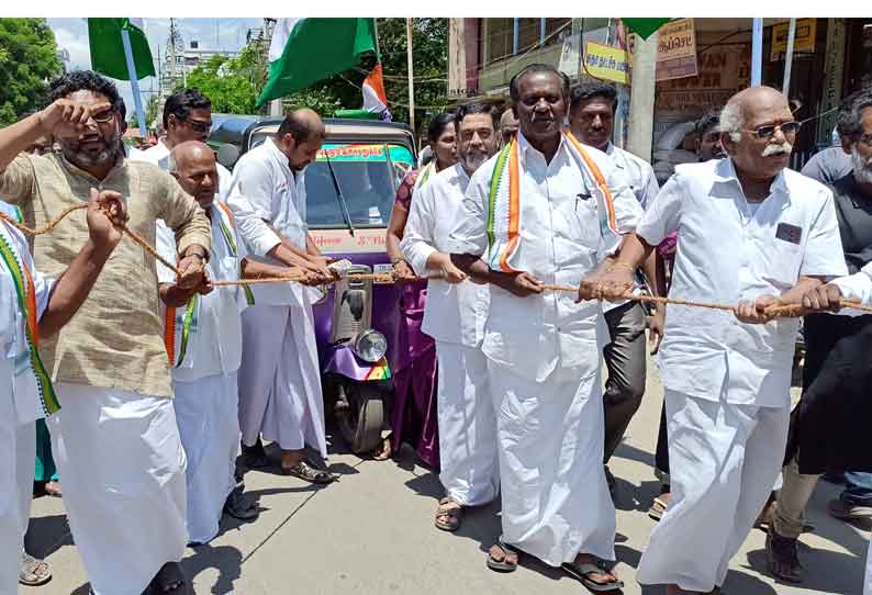 ஆட்டோவை கயிறு கட்டி இழுத்து காங்கிரஸ் கட்சியினர் ஆர்ப்பாட்டம்