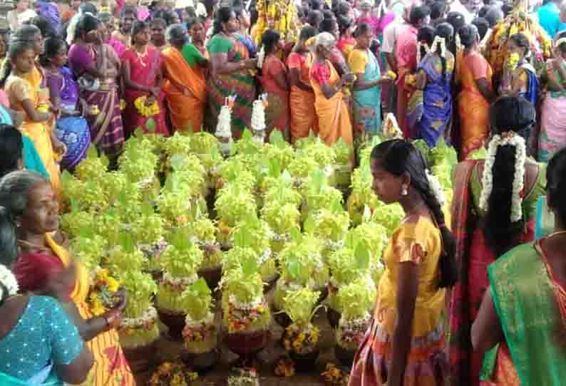 முத்துமாரியம்மன் கோவிலில் பங்குனி திருவிழா பெண்கள் முளைப்பாரி எடுத்து நேர்த்திக்கடன்