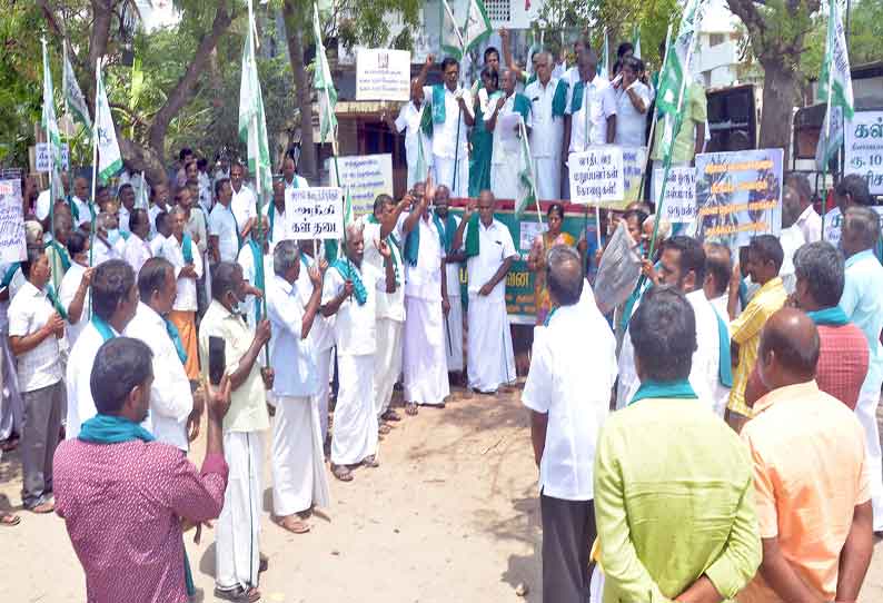 கள்ளுக்கான தடையை நீக்க வலியுறுத்தி பொள்ளாச்சியில் விவசாயிகள் ஆர்ப்பாட்டம்