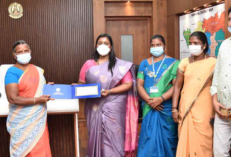 நாமக்கல் மாவட்டத்தில் அதிக மகசூல் பெற்ற பட்டு விவசாயிகளுக்கு பரிசு-கலெக்டர் ஸ்ரேயாசிங் வழங்கினார்