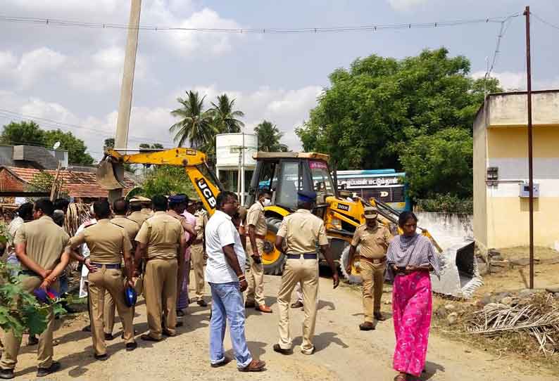 கோழிப்பண்ணைக்கு பொதுமக்கள் எதிர்ப்பு: போலீஸ் பாதுகாப்புடன் மின்கம்பங்கள் நடப்பட்டன