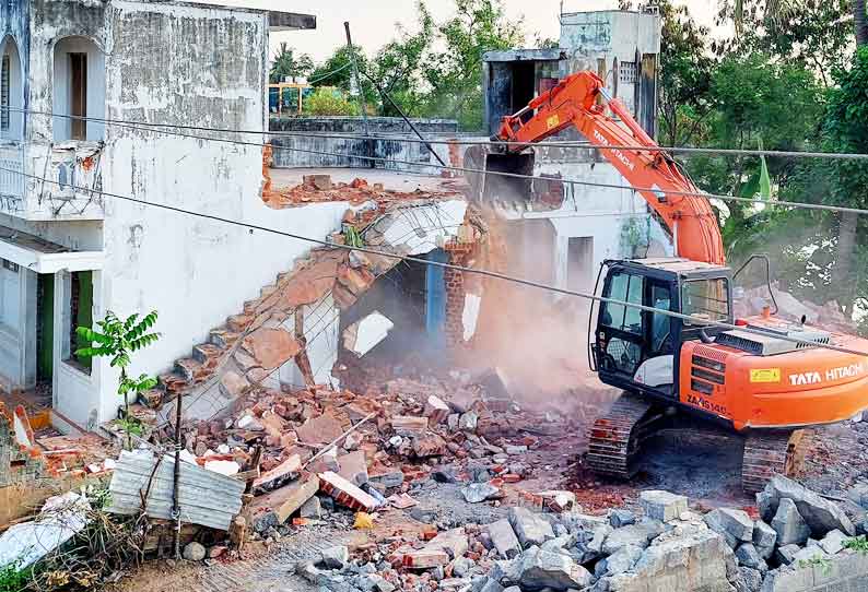 ஏரிக்கரைகளில் கட்டப்பட்டிருந்த 124 வீடுகள் முழுமையாக இடிப்பு