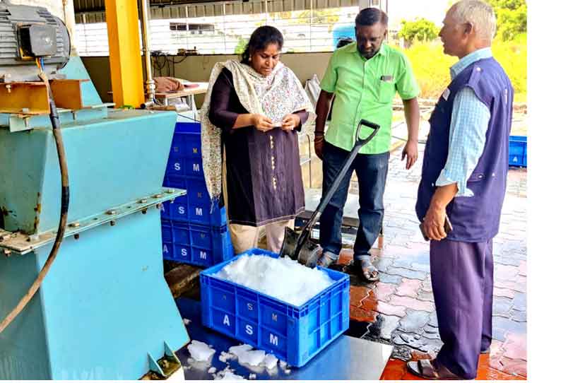 பெரிய ஐஸ் கட்டிகளை நீல நிறத்தில் தயாரிக்க வேண்டும்