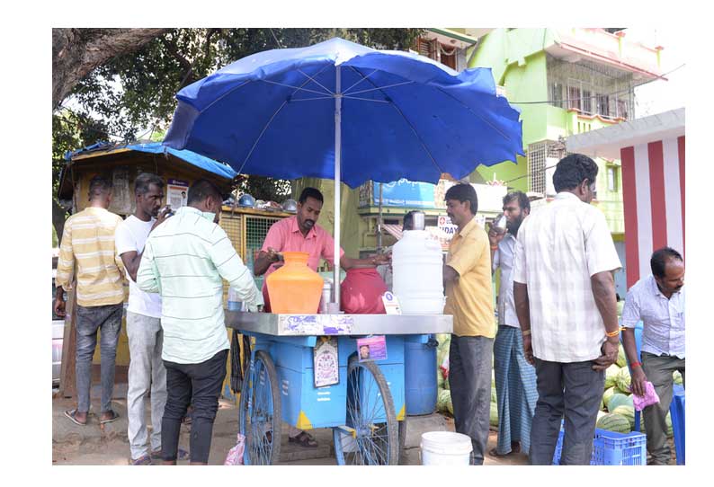 பெங்களூருவில் பழங்கள், மோர், இளநீர் விற்பனை படுஜோர்