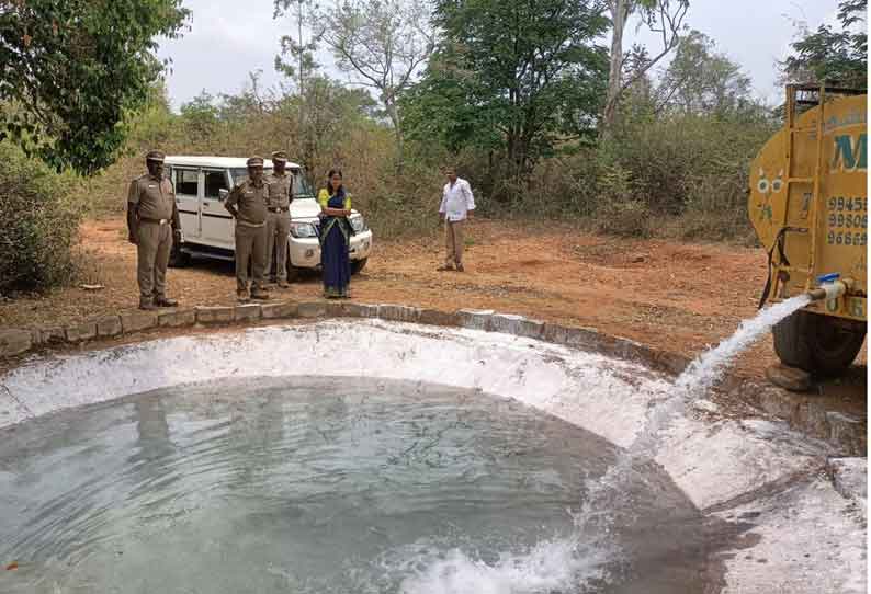 கோடை காலம் தொடங்கியதால் வன விலங்குகளுக்கு தொட்டியில் தண்ணீர் நிரப்பும் வனத்துறையினர்