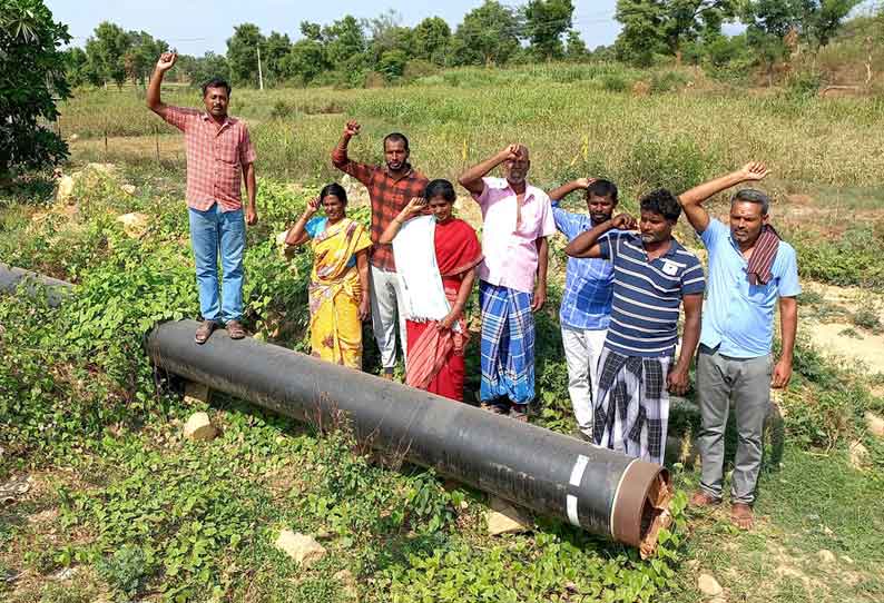 நல்லம்பள்ளி அருகே விவசாய நிலங்களில்  பெட்ரோலிய குழாய் பதிக்க எதிர்ப்பு தெரிவித்து விவசாயிகள் போராட்டம்