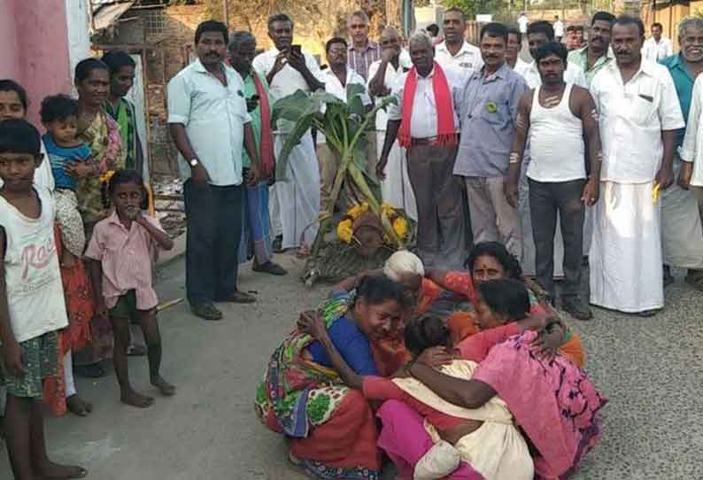 சவப்பாடையில் சிலிண்டருடன் பெண்கள் ஒப்பாரி வைத்து போராட்டம்