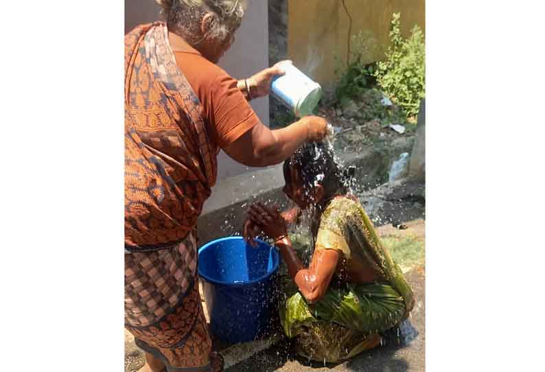 திருப்பத்தூரில் ஆக்கிரமிப்பு வீடுகள் அகற்றத்தை கண்டித்து பெண் தீக்குளிக்க முயற்சி