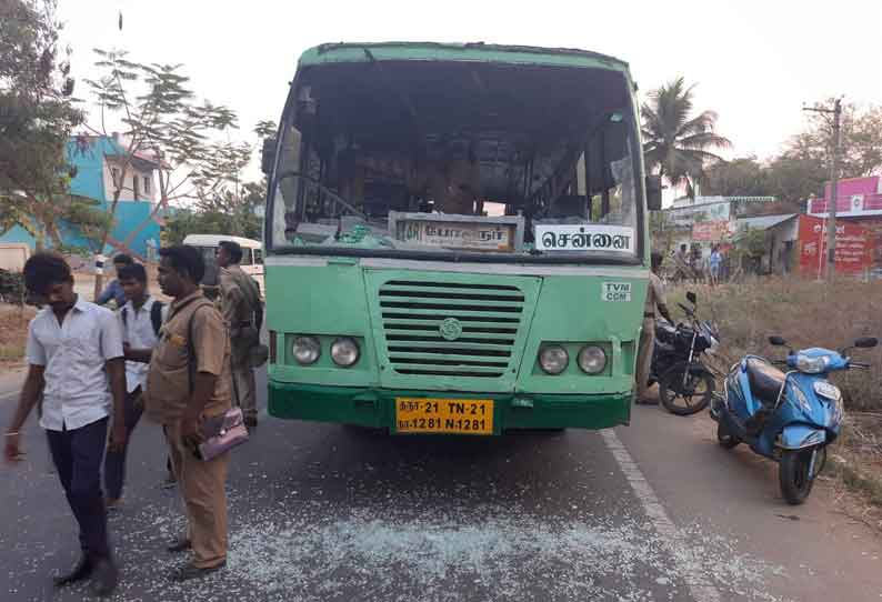 100 நாள் வேலைக்கு அட்டை வழங்காததை கண்டித்து சாலை மறியல்