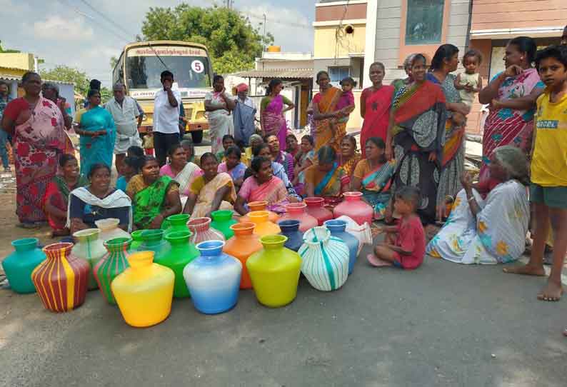 காலிக்குடங்களுடன் பெண்கள் சாலைமறியல்