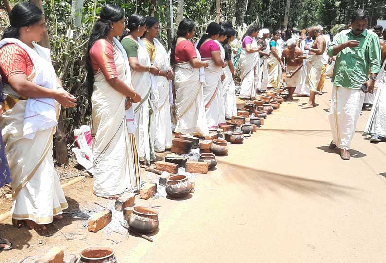 நீலகிரி: துர்கா பகவதியம்மன் கோவிலில் பொங்கல் வைத்து பெண்கள் வழிபாடு...!