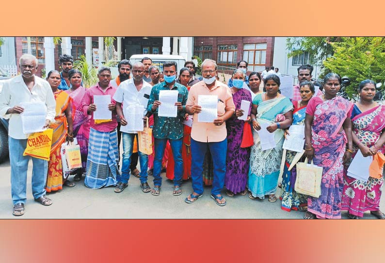 இலவச வீட்டுமனை பட்டா வழங்காததை கண்டித்து திருவள்ளூர் கலெக்டர் அலுவலகம் முற்றுகை