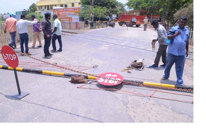 திண்டுக்கல்லில் ஆட்டோ மோதி ரெயில்வே கேட் சேதம்