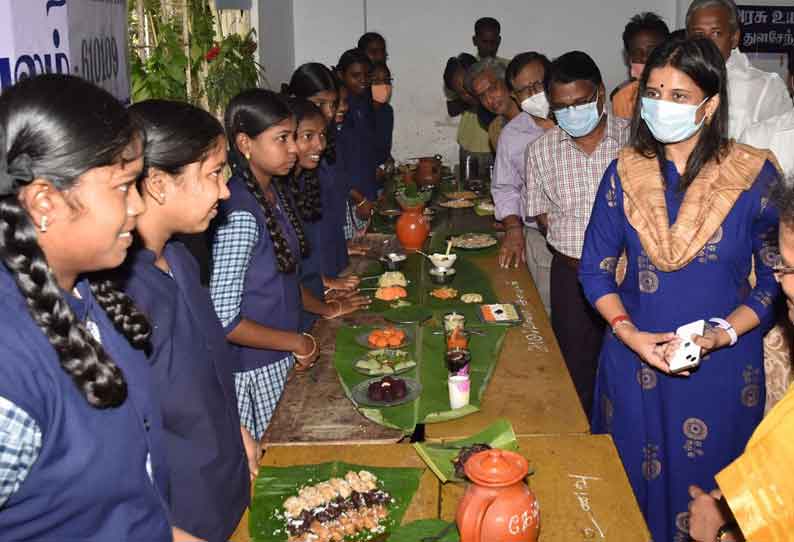 அறிவியல் கண்காட்சியை கலெக்டர் காயத்ரி கிருஷ்ணன் பார்வையிட்டபோது எடுத்தபடம்