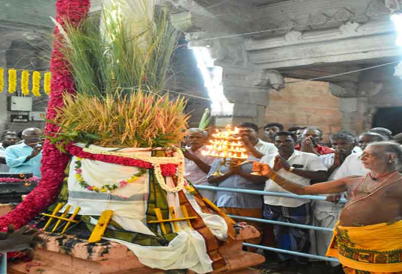 ஓட்டப்பிடாரம் அருகே கைலாசநாத சாமி கோவிலில் சித்திரை திருவிழா கொடியேற்றத்துடன் தொடங்கியது