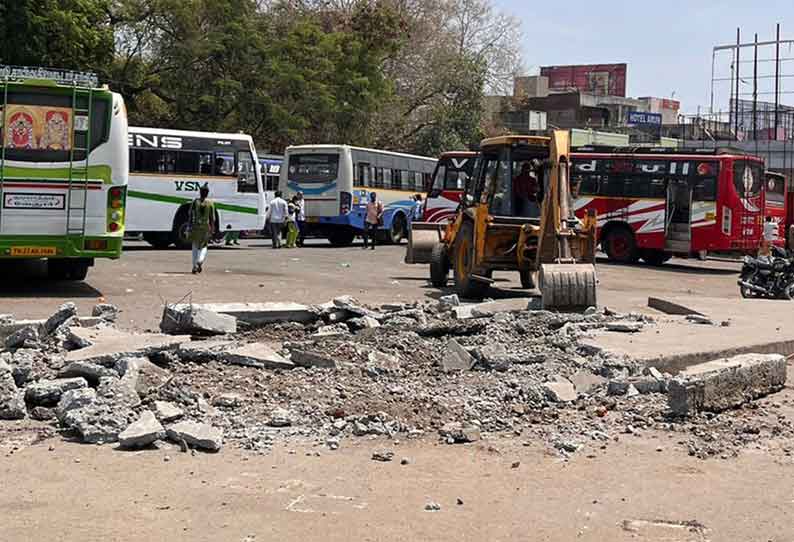 வேலூர் பழைய பஸ்நிலையத்தில் போக்குவரத்து நெரிசலை குறைக்க பிளாட்பாரங்கள் இடித்து அகற்றம்