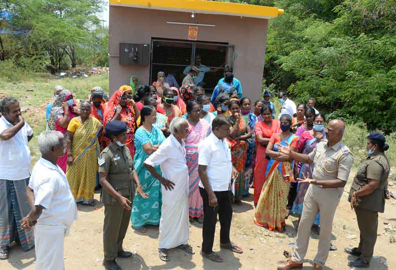 டாஸ்மாக் கடையை மூடக்கோரி பெண்கள் ஆர்ப்பாட்டம். திறக்கக்கோரி ஆண்களும் கோஷங்கள் எழுப்பியதால் பரபரப்பு