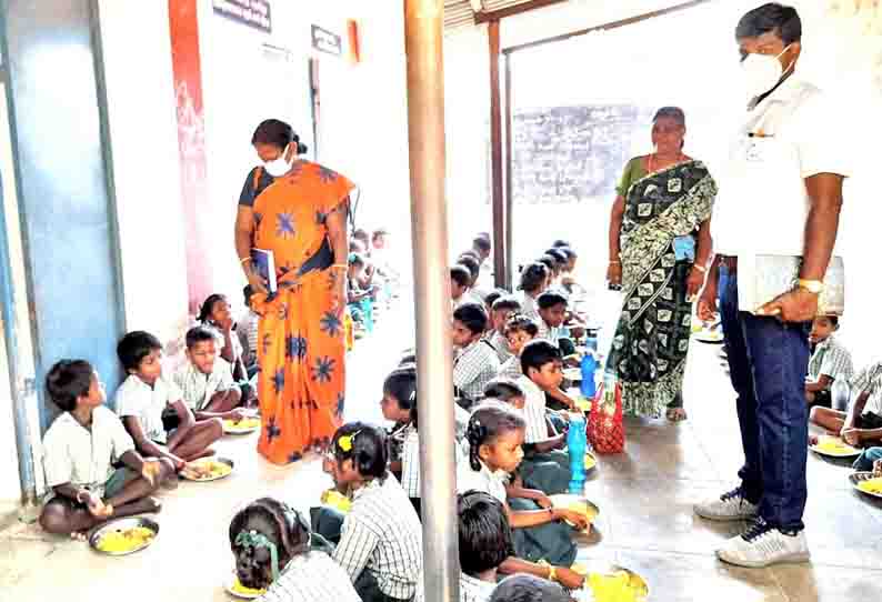 குன்றாண்டார்கோவில் பள்ளிகளில் உள்ள  சத்துணவு மையங்களை கலெக்டரின் நேர்முக உதவியாளர் ஆய்வு