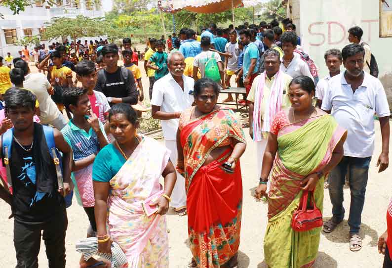 மாணவர்களுக்கு அடிப்படை வசதிகள் செய்யாததால் அலுவலர்களை பெற்றோர் முற்றுகை