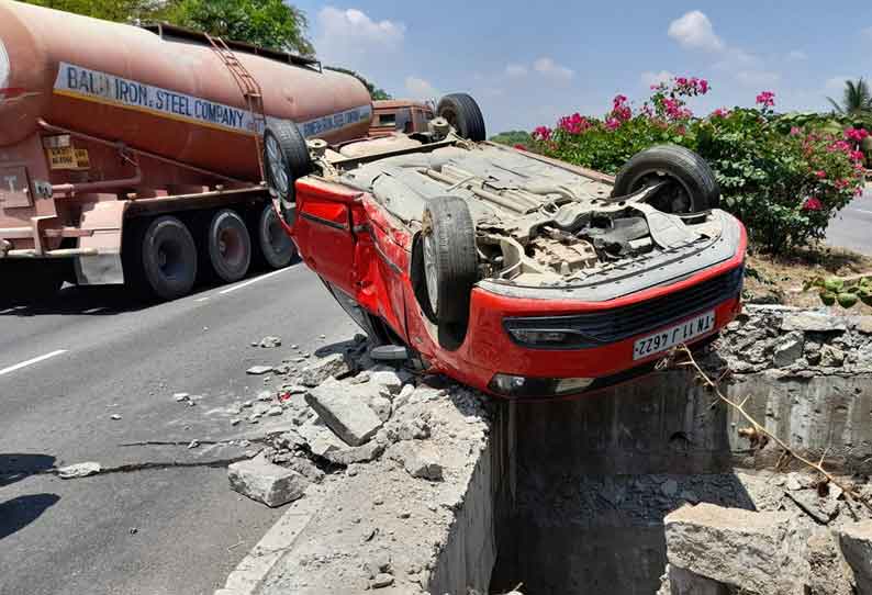 தேசிய நெடுஞ்சாலை தடுப்பு சுவரில் கார் மோதி தலைகுப்புற கவிழ்ந்தது. தந்தை, மகன் உயிர்த்தப்பினர்