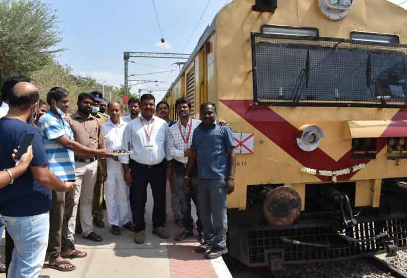 பெங்களூருவில் இருந்து தர்மபுரிக்கு  மின்சார ரெயில் சேவை தொடங்கியது  ஓசூரில் பயணிகள் பூஜை செய்து வரவேற்பு