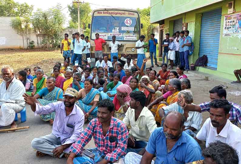 ஆக்கிரமிக்கப்பட்ட தார்சாலையை மீட்டு தரக்கோரி அரசு பஸ்சை சிறைபிடித்து கிராம மக்கள் போராட்டம்