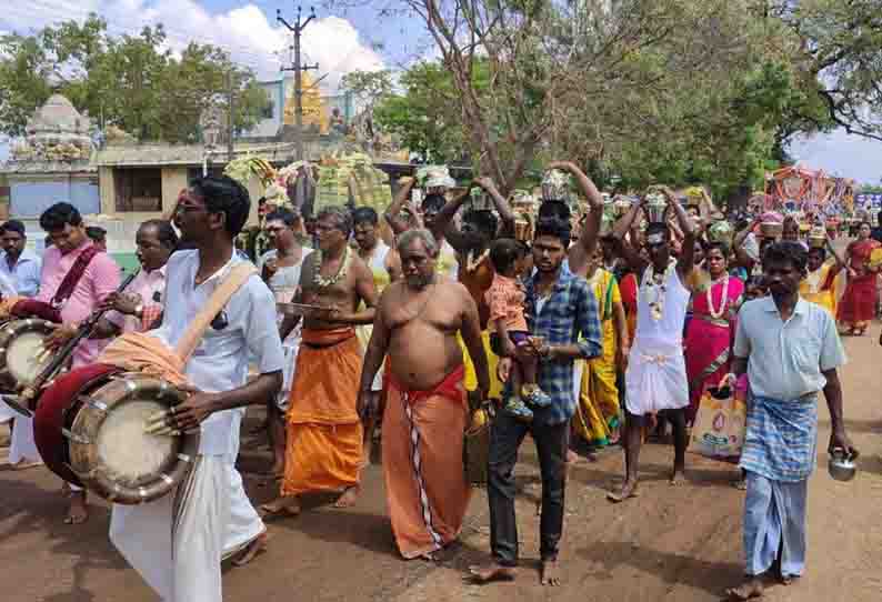 பிரகதீஸ்வரர் கோவிலில் பக்தர்கள் பால்குடம் எடுத்து நேர்த்திக்கடன்