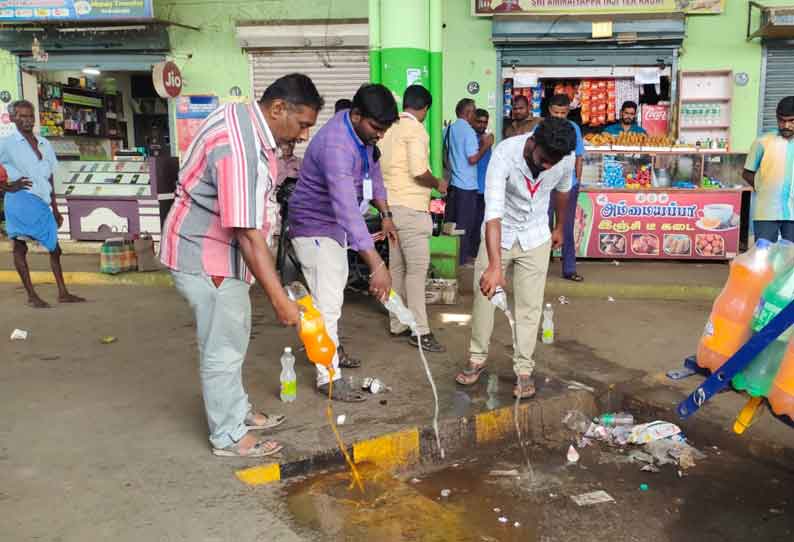 திருச்செங்கோட்டில் காலாவதியான குளிர்பானங்கள் பறிமுதல்; தரையில் கொட்டி நகராட்சி ஊழியர்கள் அழித்தனர்