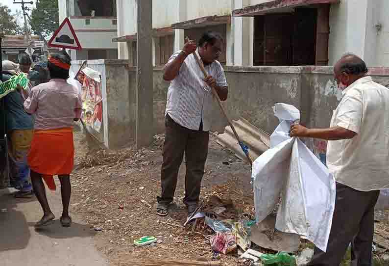 சாலைகளை சுத்தம் செய்த வட்டார வளர்ச்சித்துறை அலுவலர்கள்