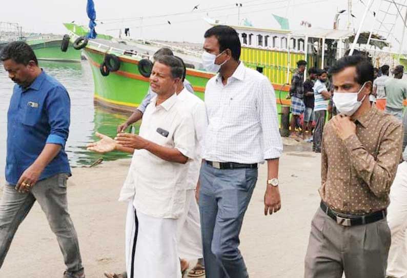 குளச்சல் மீன்பிடி துறைமுகத்தில் வளர்ச்சி பணிகள் கலெக்டர் ஆய்வு