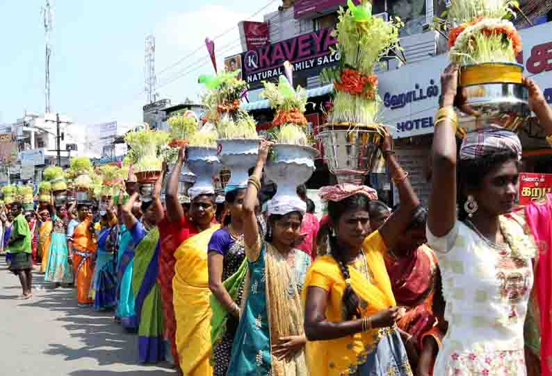 முளைப்பாரி எடுத்து பெண்கள் ஊர்வலம்