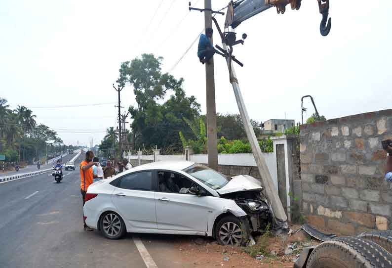 புதிதாக திறக்கப்பட்ட மேம்பாலத்தில் கட்டுப்பாட்டை இழந்து தறிகெட்டு ஓடிய கார் மின்கம்பத்தில் மோதியது