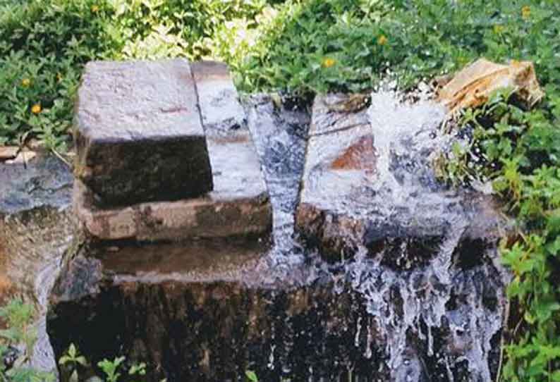 குழாயில் உடைப்பு ஏற்பட்டு குடிநீர் வீணாக செல்லும் அவலம்