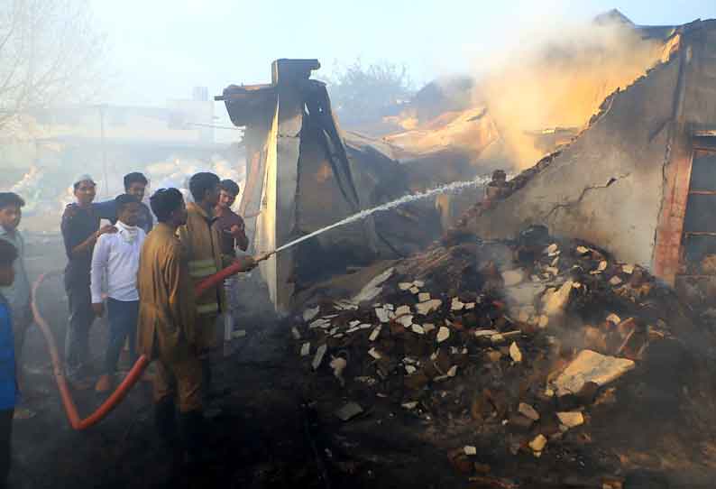 வேலூர் கொணவட்டத்தில் பிளாஸ்டிக் கழிவு குடோனில் தீ விபத்து