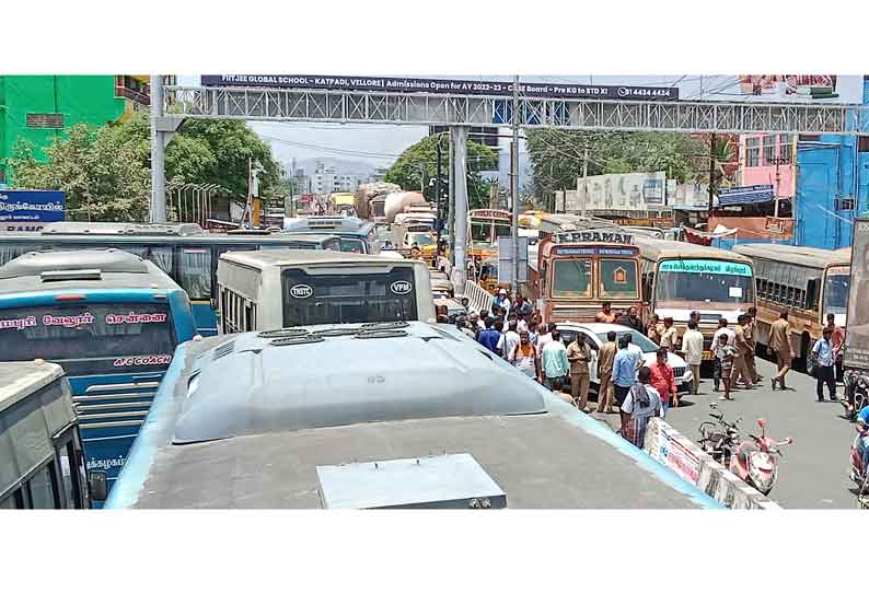 வேலூர் புதிய பஸ்நிலையத்தில் டிரைவரை தாக்கியதால் அரசு பஸ்களை நிறுத்தி போராட்டம்