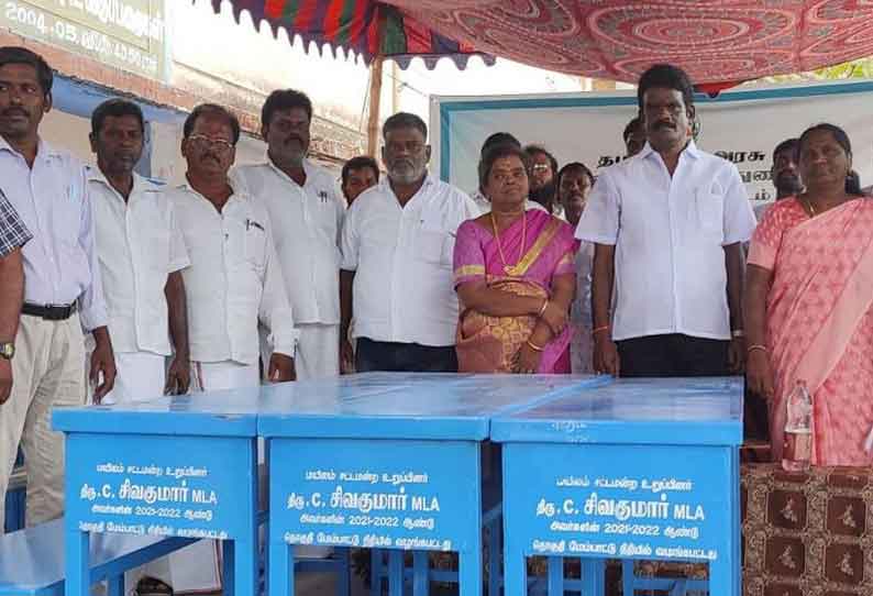 அரசு பள்ளிகளுக்கு ரூ.25 லட்சம் மதிப்பில் மேஜை, நாற்காலிகள்