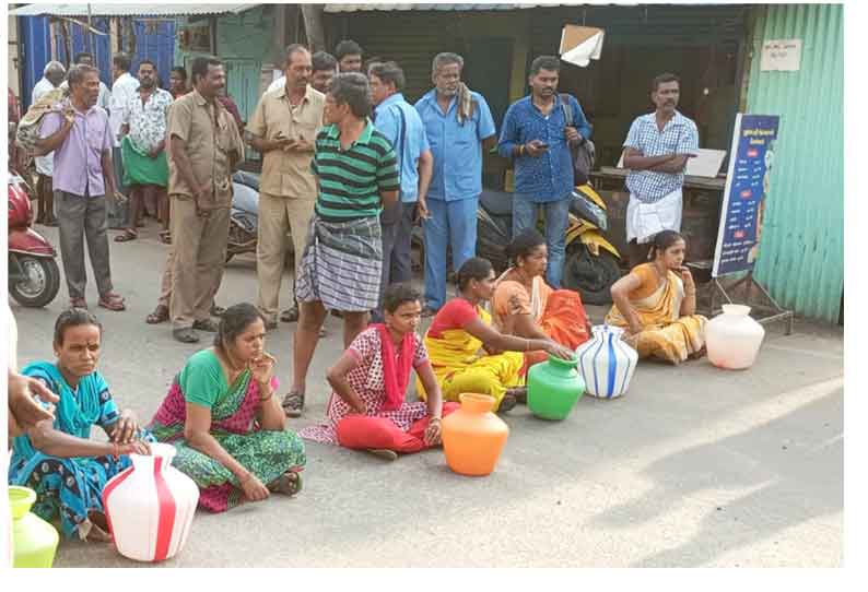 தேனி அருகே குடிநீர் கேட்டு மக்கள் சாலை  மறியல்